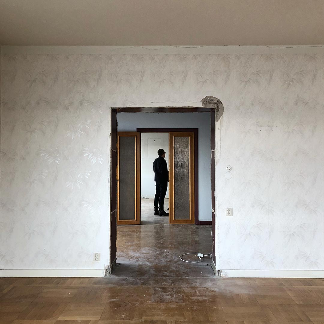 We recently started what might become our biggest private renovation project by creating a new office space and turning this beautiful apartment back to its former elegance.